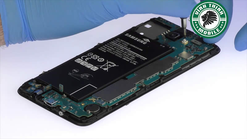 Sửa Samsung Galaxy J7 Prime vô nước rất phức tạp